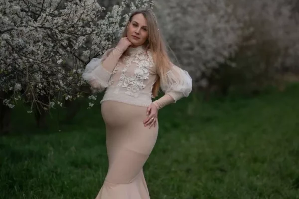 Pol po Sesja ciazowa w plenerze Klaudia w kwitnacych jabloniach 68 3