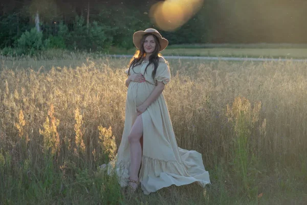 Pol po Sesja ciazowa w plenerze boho na lace 82 2